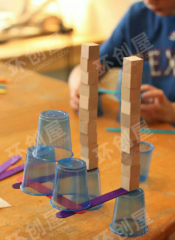 幼儿园益智区冰棍棒水杯制作平衡实验图片