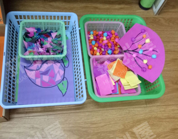 幼儿园环创益智区自制各种玩具图片