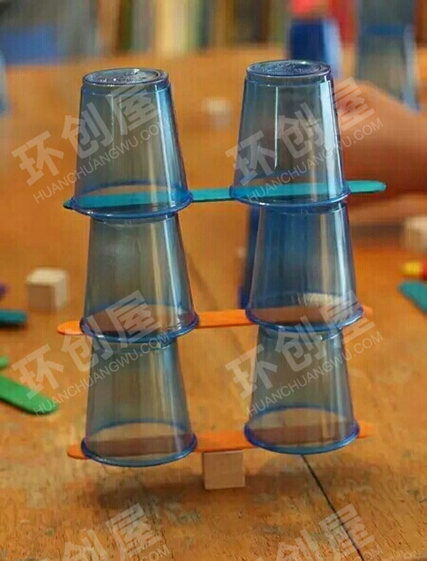 幼儿园益智区冰棍棒水杯制作平衡实验图片