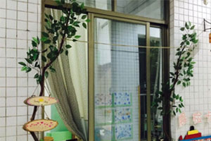 幼儿园门窗绿色环创图片2张