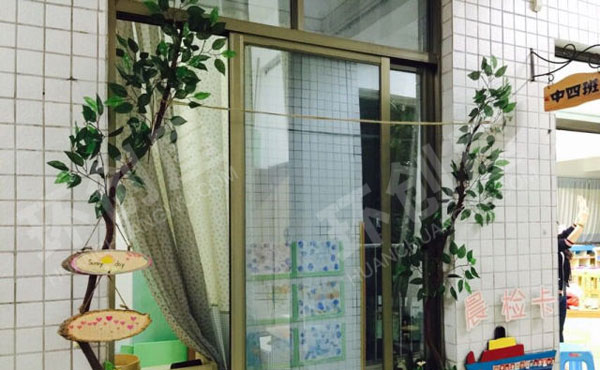 幼儿园门窗绿色环创图片