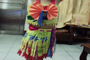 幼儿园角色区废品制作衣服皇冠图片3张
