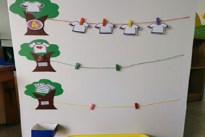 幼儿园益智区自制教玩具球衣分类图片4张