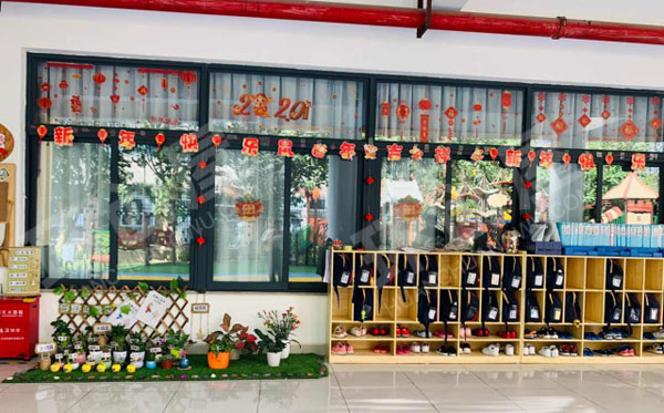 幼儿园元旦喜庆门窗环创图片