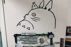 幼儿园龙猫主题门窗环创图片3张