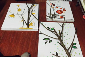 幼儿园树枝创意画作品展示图片2张