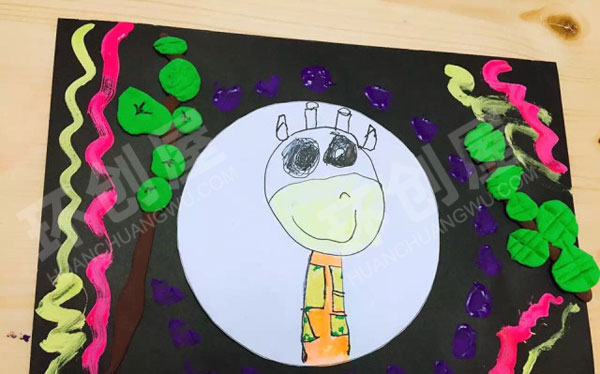 幼儿园户外长颈鹿画展环创图片