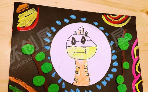 幼儿园户外长颈鹿画展环创图片