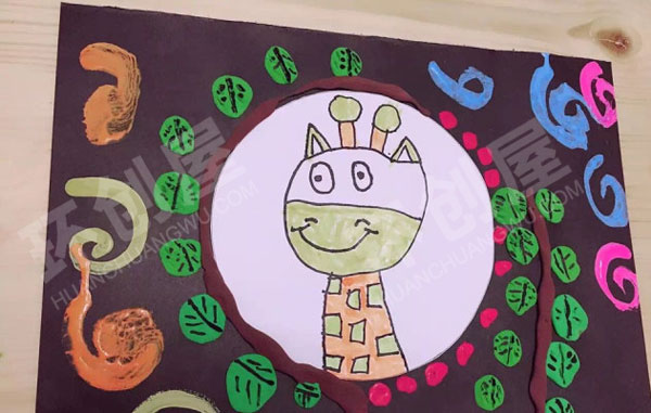 幼儿园户外长颈鹿画展环创图片