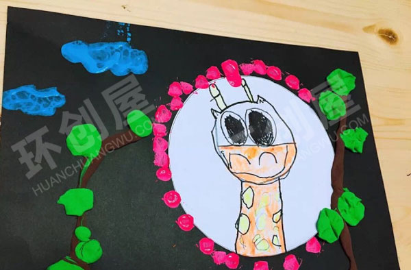 幼儿园户外长颈鹿画展环创图片