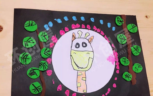 幼儿园户外长颈鹿画展环创图片