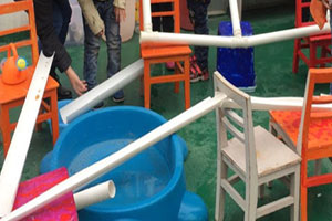 幼儿园建构区户外夏天管道工人图片5张