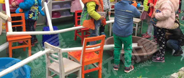 幼儿园建构区户外夏天管道工人图片
