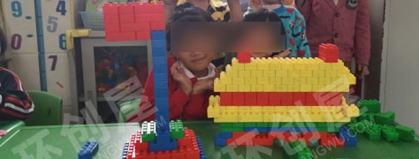 幼儿园建构区雪花片搭建天安门图片