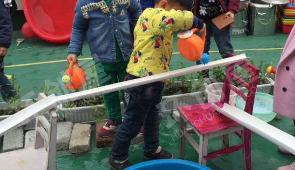 幼儿园建构区户外夏天管道工人图片