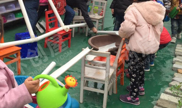 幼儿园建构区户外夏天管道工人图片