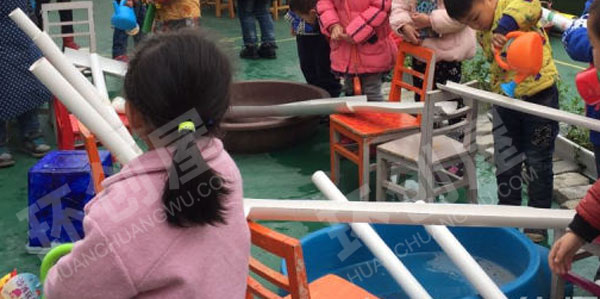 幼儿园建构区户外夏天管道工人图片