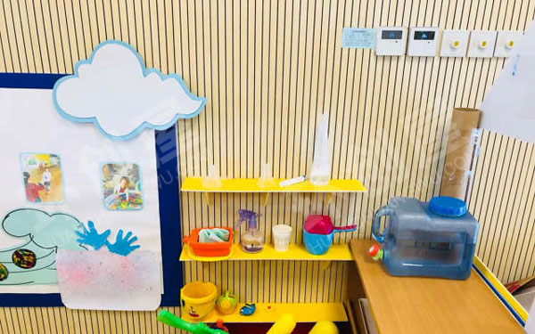 幼儿园环创科学区好玩的水图片