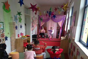 幼儿园表演区登台表演图片5张