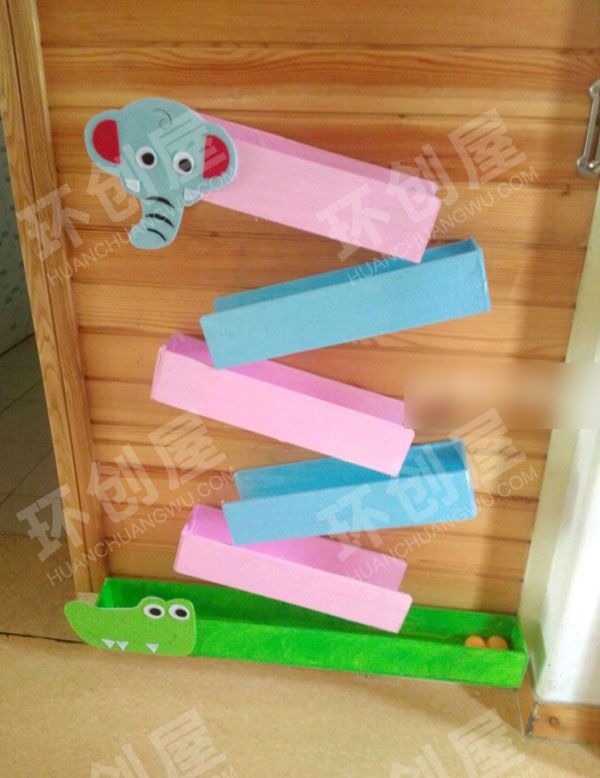 幼儿园益智区跑起来的乒乓球图片