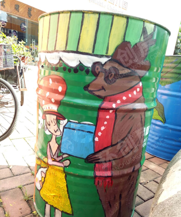 幼儿园户外油桶画展图片