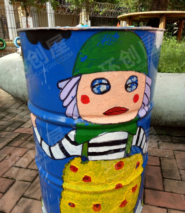 幼儿园户外油桶画展图片