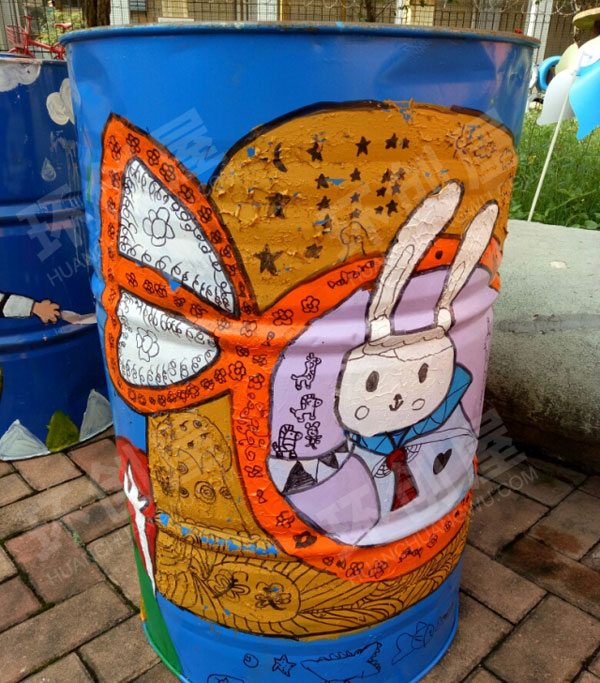 幼儿园户外油桶画展图片
