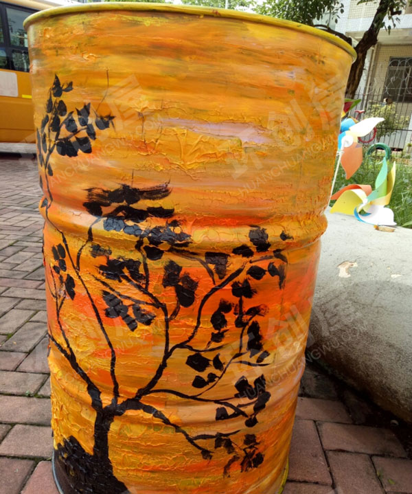 幼儿园户外油桶画展图片