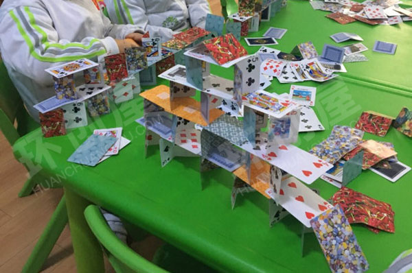 幼儿园建构区扑克牌环创图片