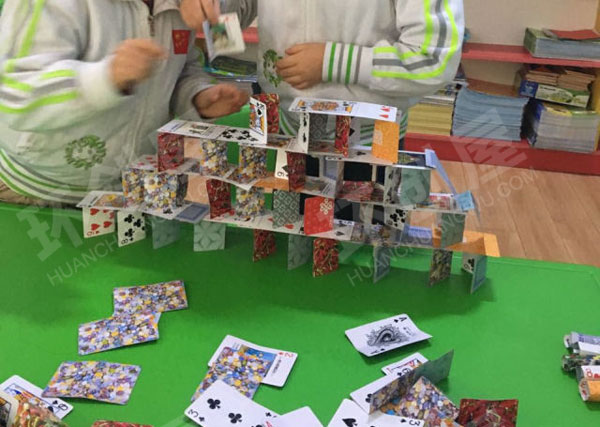 幼儿园建构区扑克牌环创图片