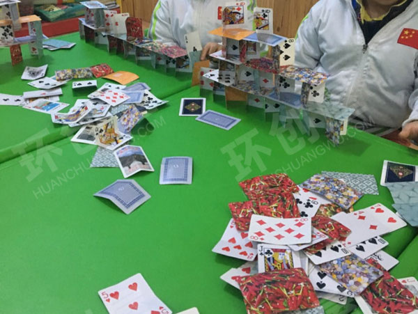 幼儿园建构区扑克牌环创图片