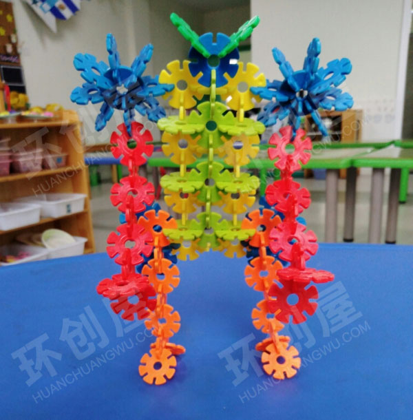 幼儿园建构区雪花片汽车人环创图片