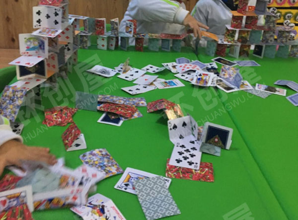 幼儿园建构区扑克牌环创图片