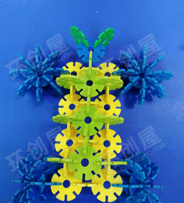 幼儿园建构区雪花片汽车人环创图片