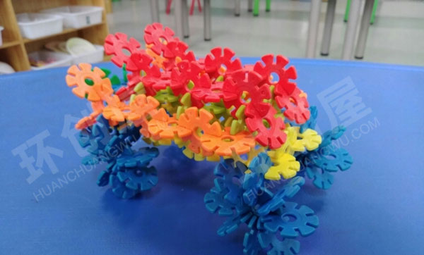 幼儿园建构区雪花片汽车人环创图片