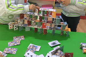 幼儿园建构区扑克牌环创图片6张