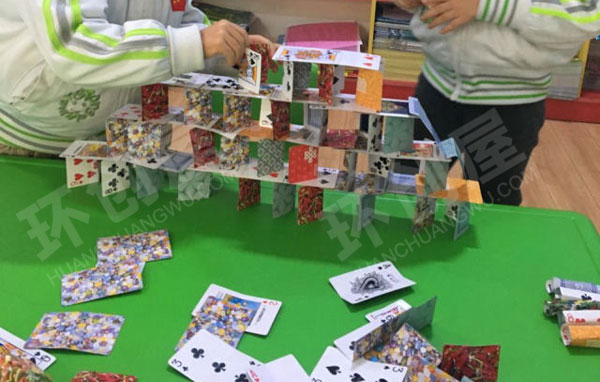 幼儿园建构区扑克牌环创图片