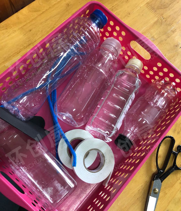 幼儿园科学区装满水的塑料瓶图片