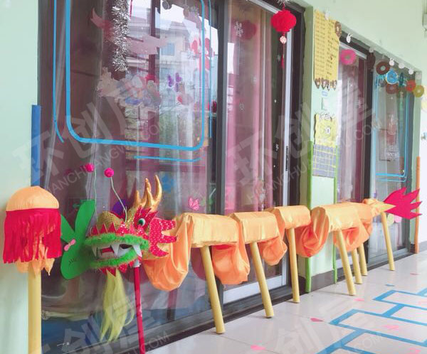 幼儿园表演区闹新年舞龙图片