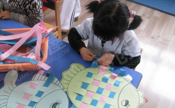 幼儿园益智区漂亮的编织线小鱼图片