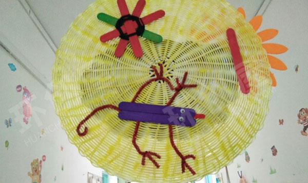 幼儿园走廊吊挂饰废物利用生动有趣图片