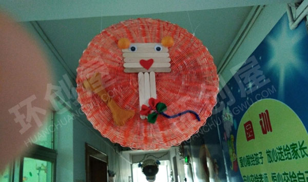 幼儿园走廊吊挂饰废物利用生动有趣图片