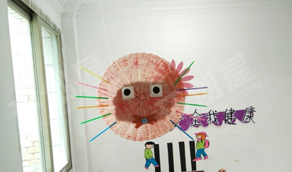 幼儿园走廊吊挂饰废物利用生动有趣图片