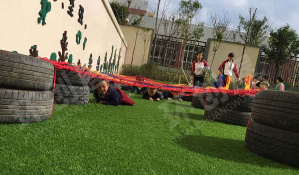 幼儿园户外运动匍匐前进图片