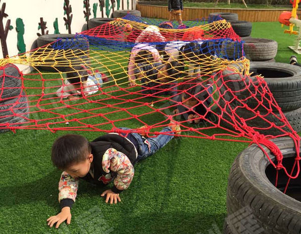 幼儿园户外运动匍匐前进图片