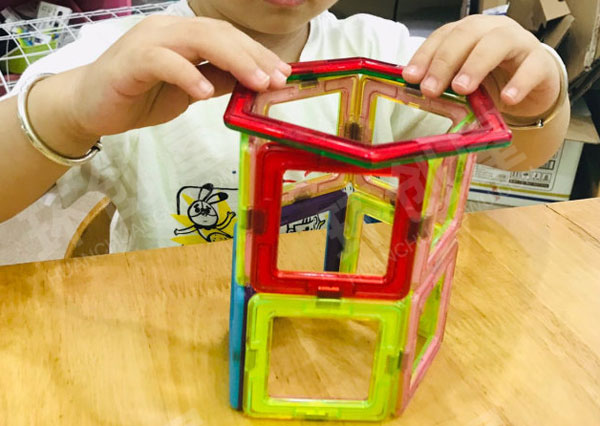 幼儿园建构区磁力积木图片