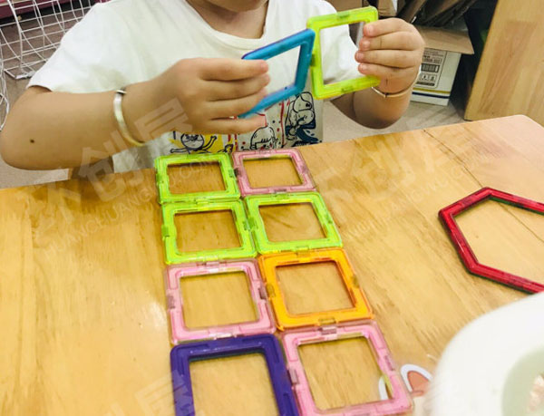 幼儿园建构区磁力积木图片