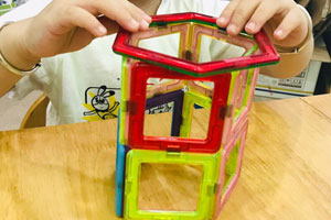 幼儿园建构区磁力积木图片3张