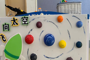 幼儿园黄绿色调小清新科学区图片4张