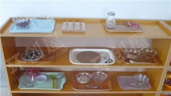 幼儿园角色区娃娃家小餐厅摆设图片